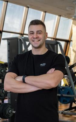 Инструктор групповых программ Шушканов   Георгий