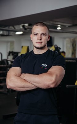 Инструктор тренажерного зала Михаил Захаров